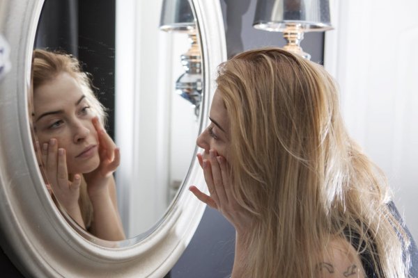 Девушка у зеркала