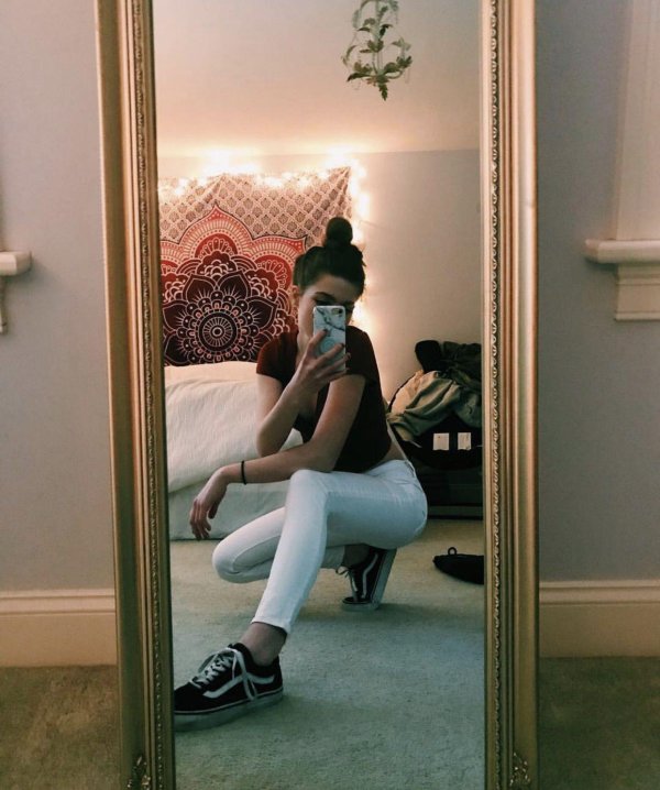 Девушка у зеркала