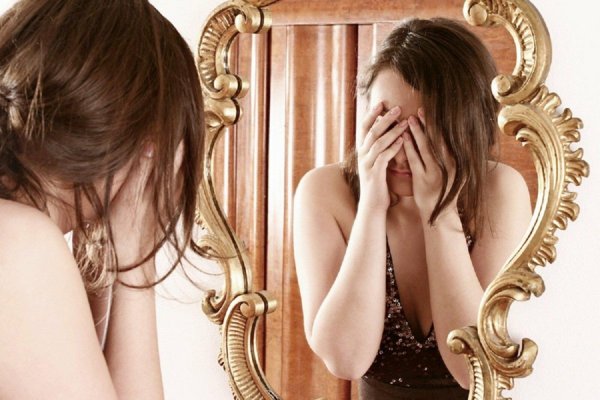 Девушка у зеркала