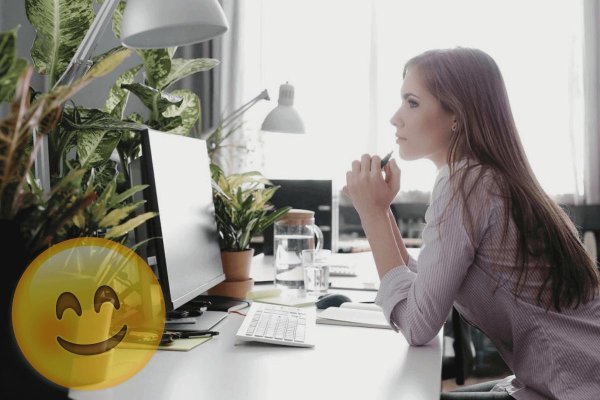 Девушка за компьютером