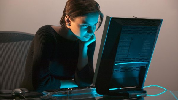 Девушка за компьютером