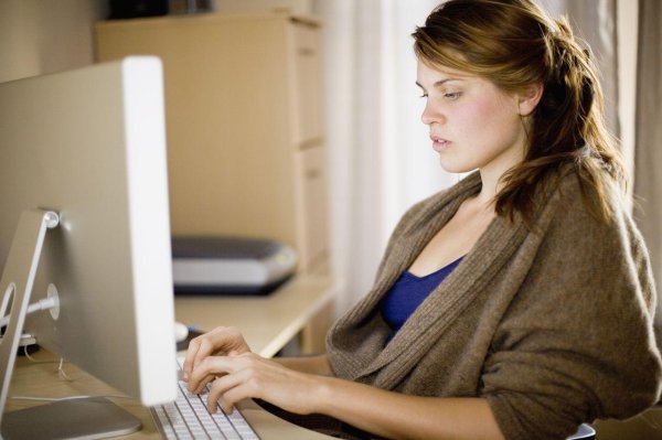 Девушка за компьютером