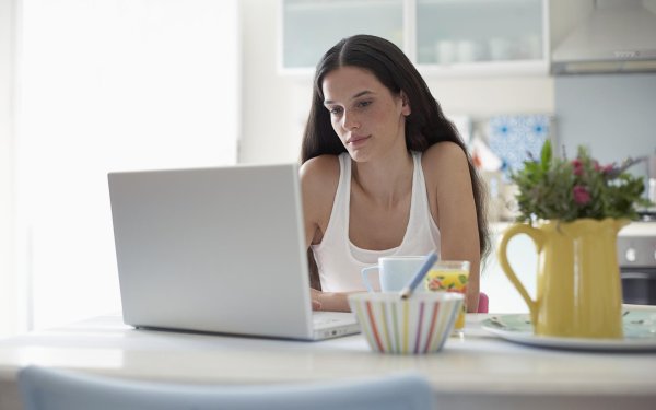 Девушка за компьютером