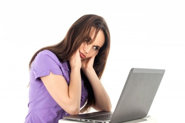 Девушка за компьютером