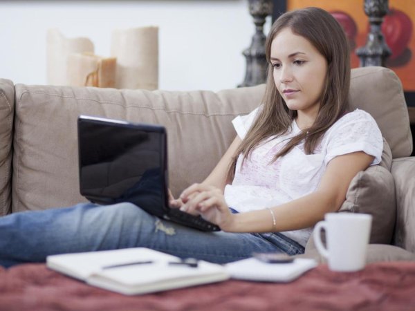 Девушка за компьютером