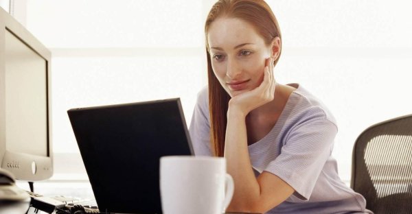 Девушка за компьютером