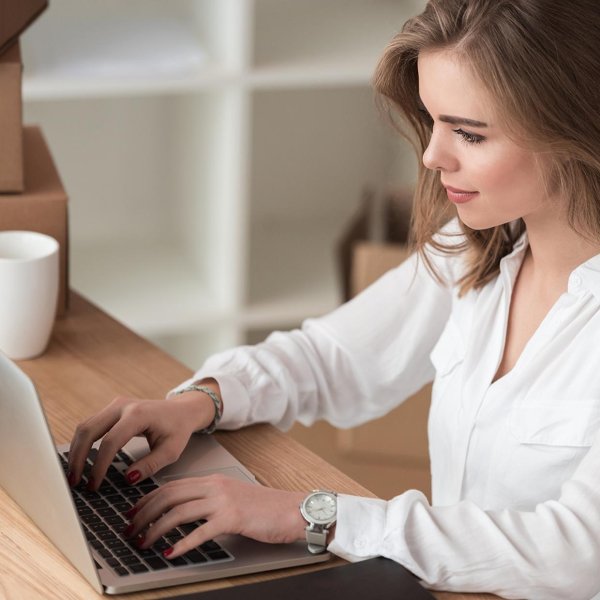 Девушка за компьютером