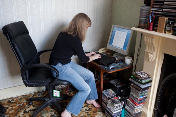 Девушка за компьютером