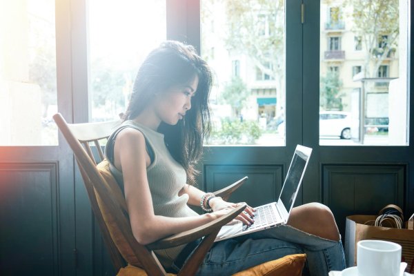 Девушка за компьютером