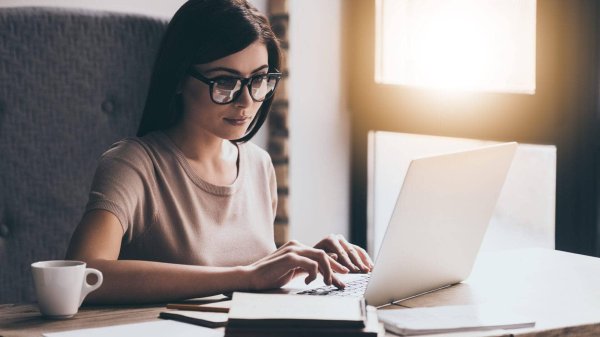 Девушка за компьютером