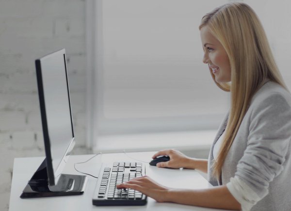 Девушка за компьютером