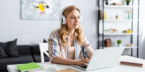 Девушка за компьютером