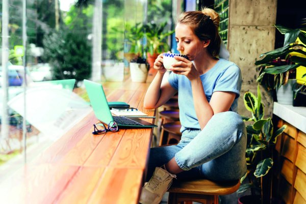 Девушка за компьютером