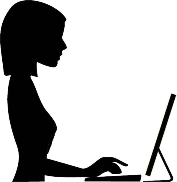 Девушка за компьютером