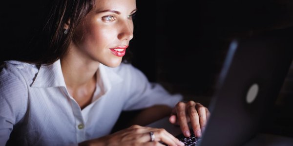 Девушка за компьютером