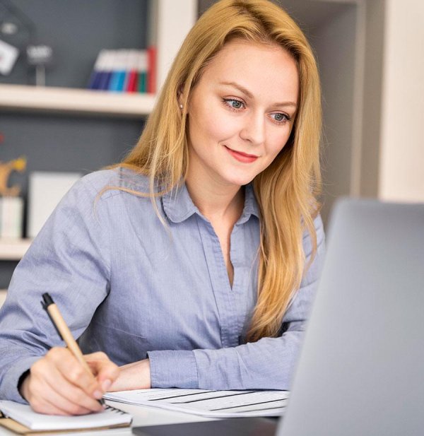 Девушка за компьютером