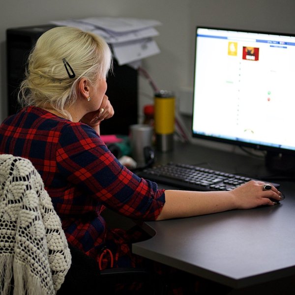 Девушка за компьютером