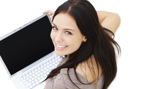 Девушка за компьютером