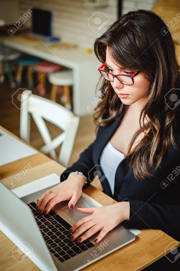 Девушка за компьютером