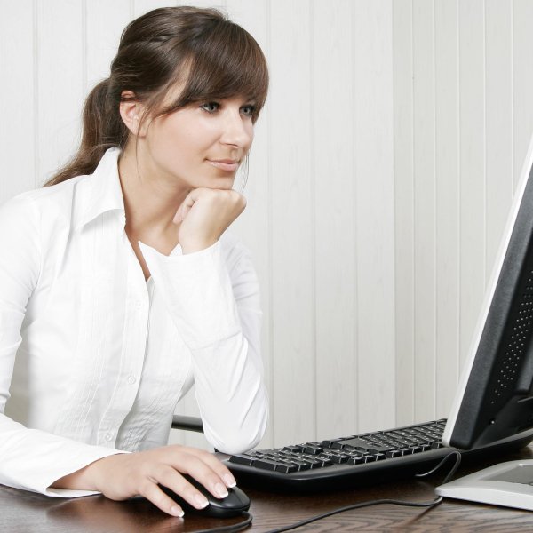 Девушка за компьютером