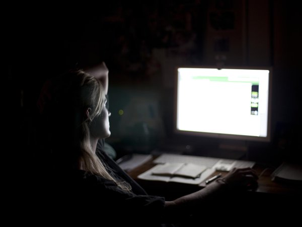 Девушка за компьютером