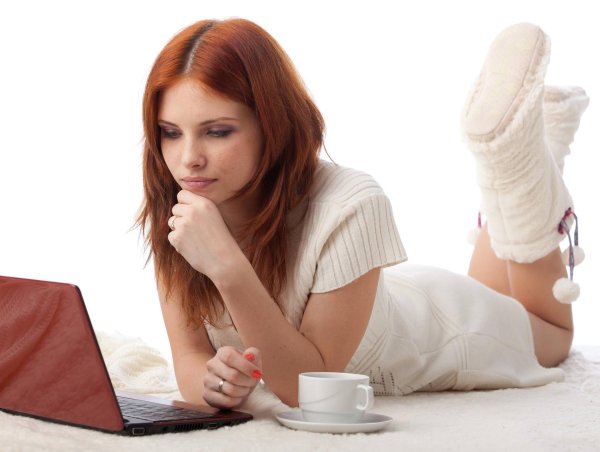 Девушка за компьютером