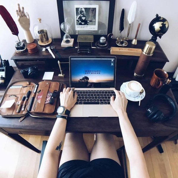 Девушка за компьютером