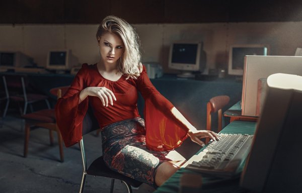 Девушка за компьютером