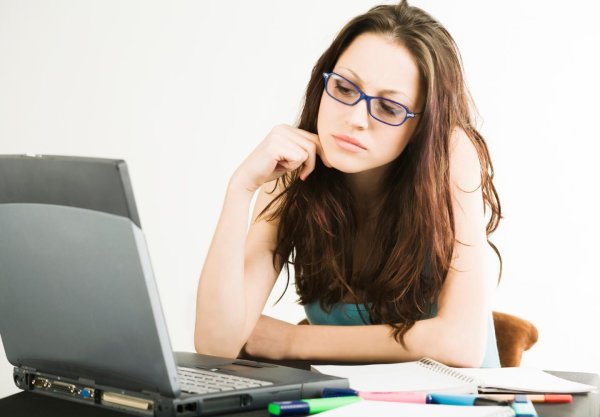 Девушка за компьютером