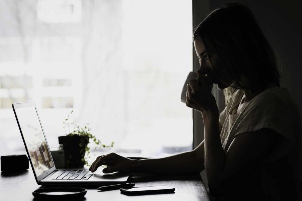 Девушка за компьютером