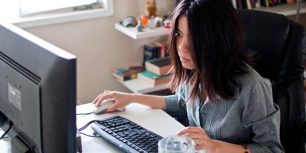 Девушка за компьютером