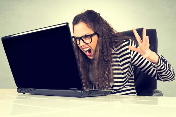 Девушка за компьютером