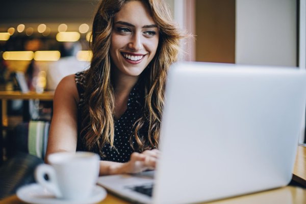 Девушка за компьютером