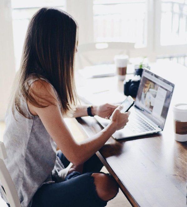 Девушка за компьютером