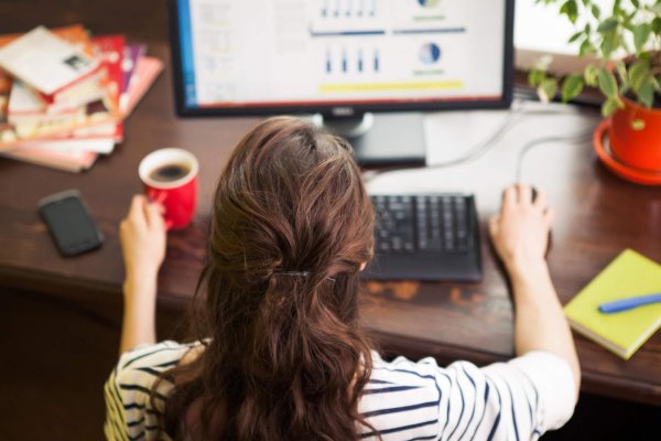 Девушка за компьютером