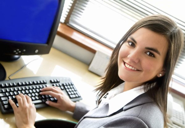 Девушка за компьютером