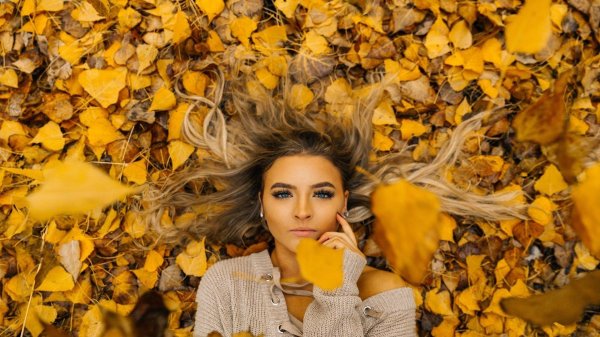 Осени с девушками