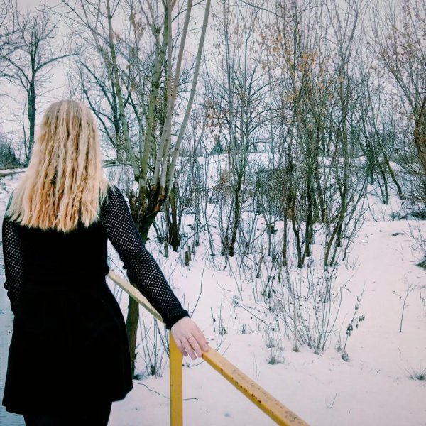 Зима девушка спиной