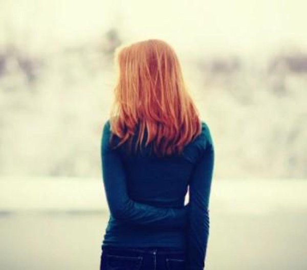 Зима девушка спиной