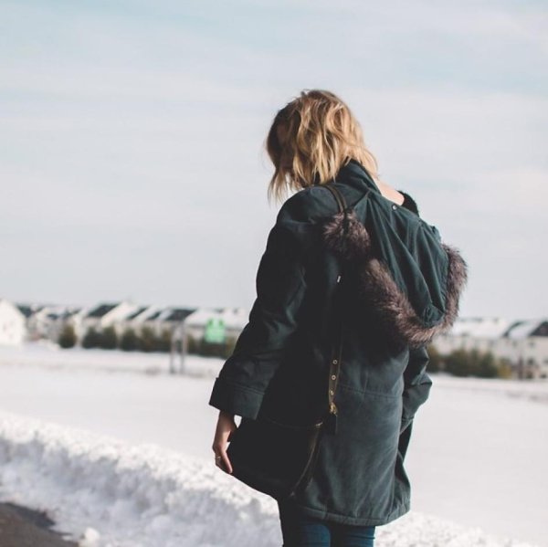 Зима девушка спиной