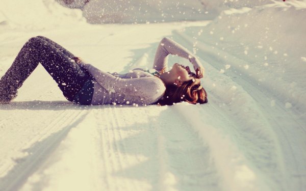 Зима девушка спиной