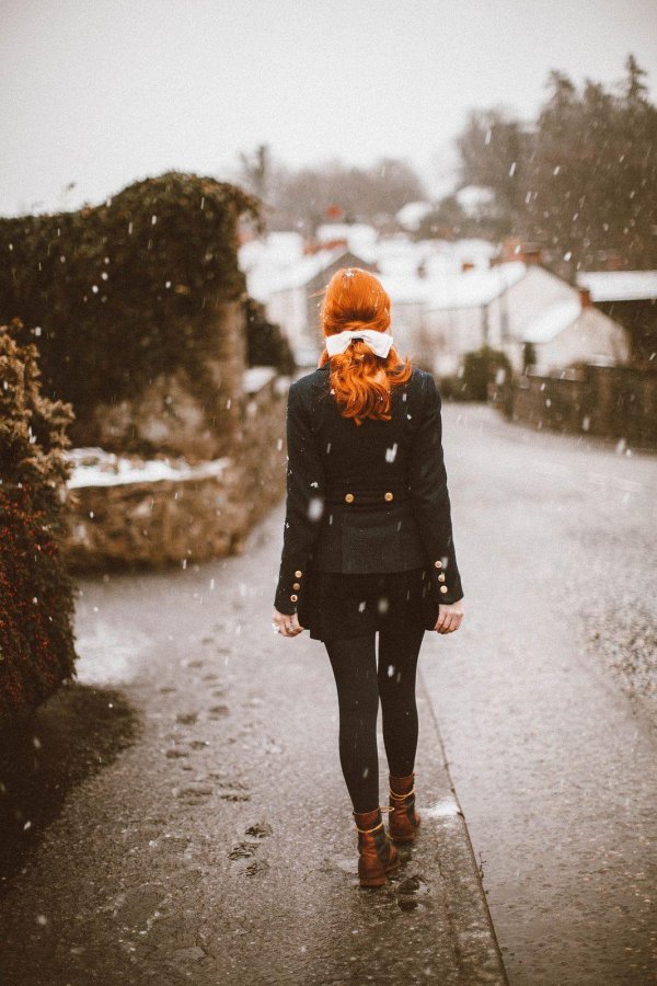 Зима девушка спиной