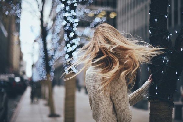 Зима девушка спиной