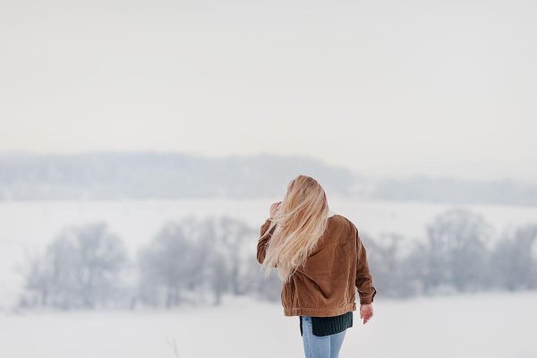 Зима девушка спиной