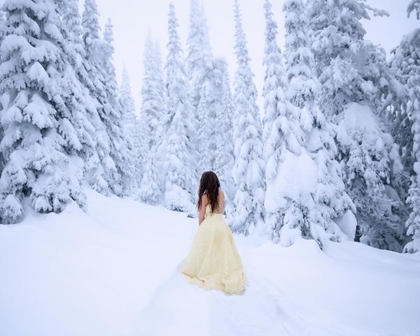 Зима девушка спиной