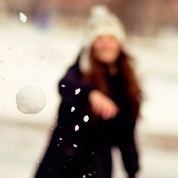 Зима девушка спиной