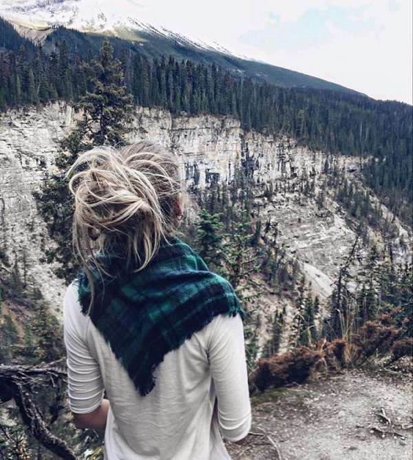 Зима девушка спиной