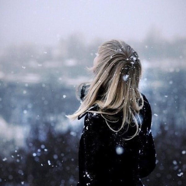 Зима девушка спиной