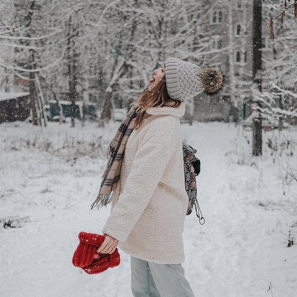 Зима девушка спиной