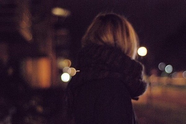 Зима девушка спиной